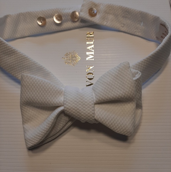 Carrot & Gibbs Bow Tie - Picture 2 of 6